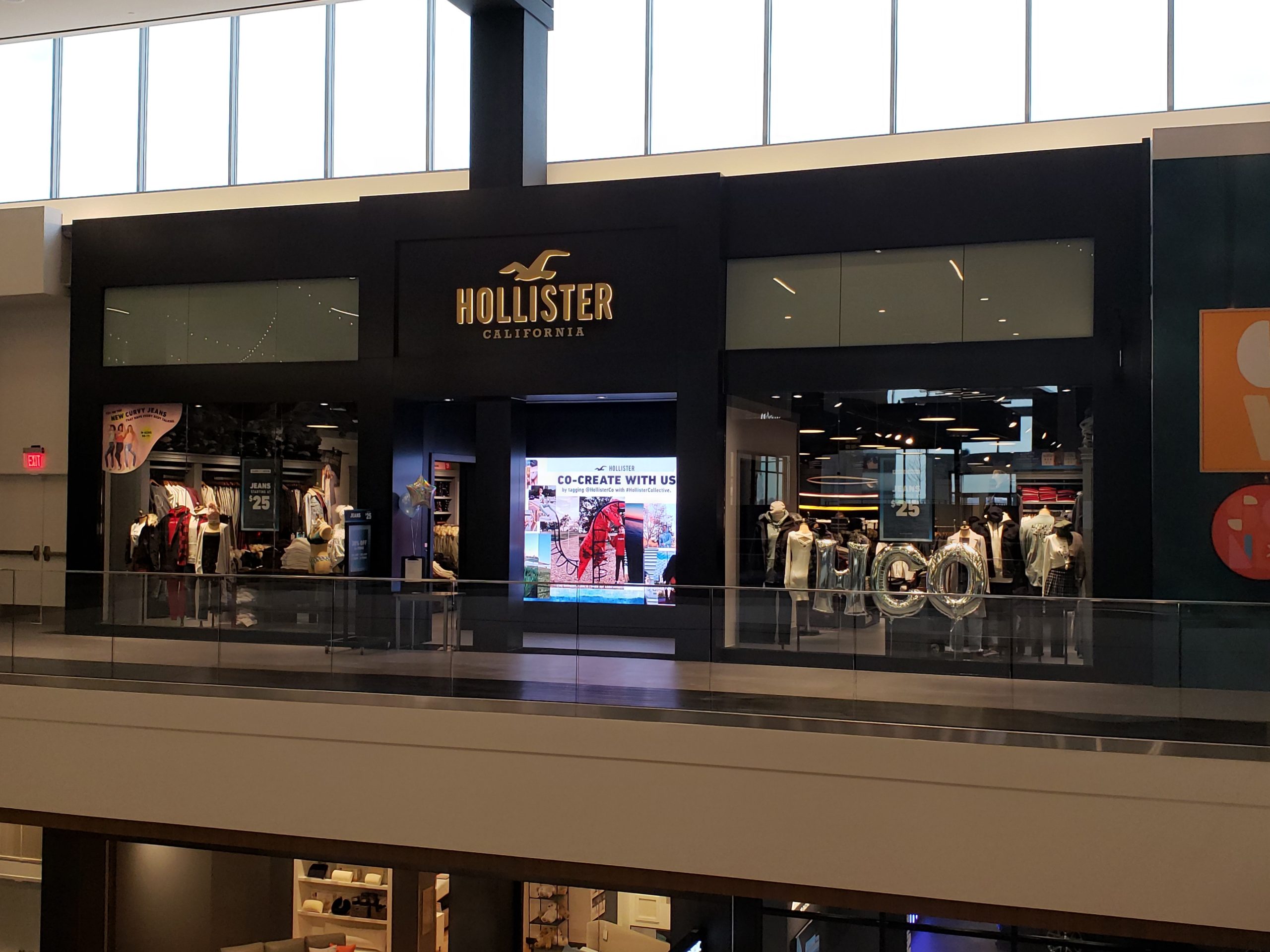 where is hollister located in the mall
